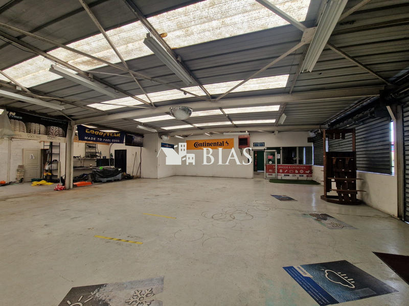 Entrepôt - 403 m²