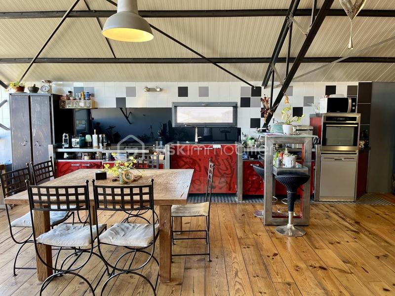 Loft - 147 m² - 8 pièces