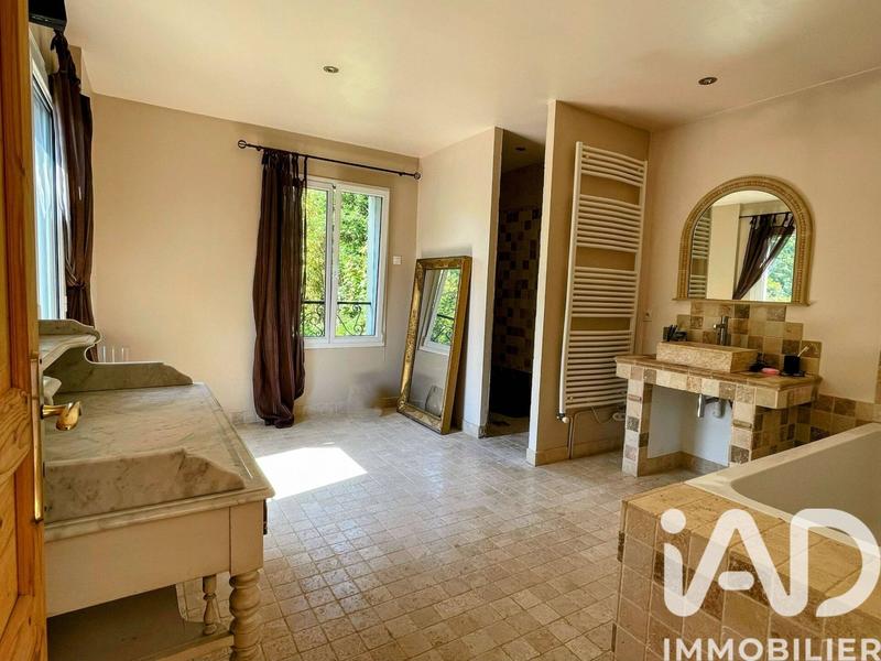 Maison - 365 m² - 12 pièces