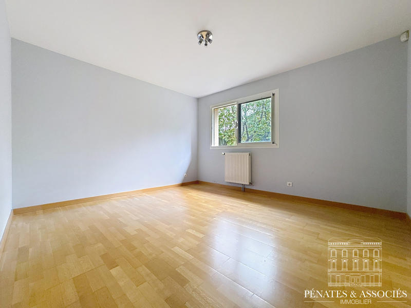Maison - 241 m² - 8 pièces