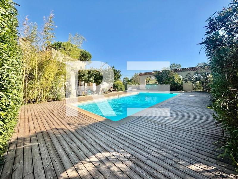 Maison - 205 m² - 7 pièces