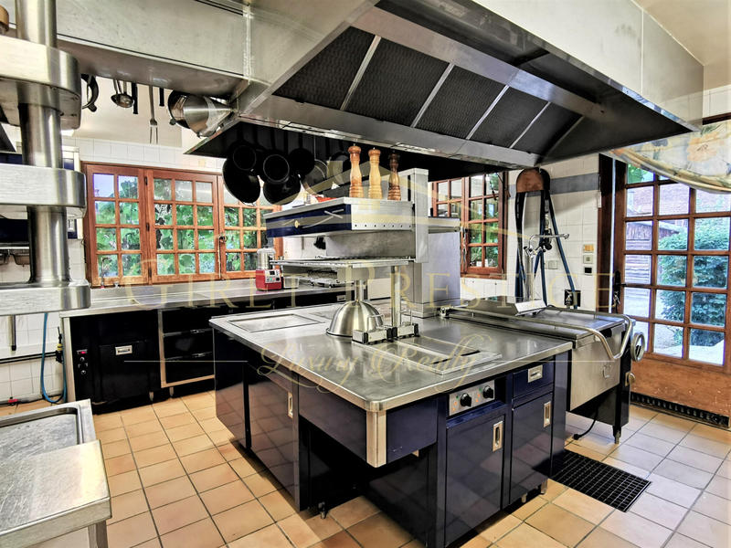 Maison - 380 m² - 12 pièces