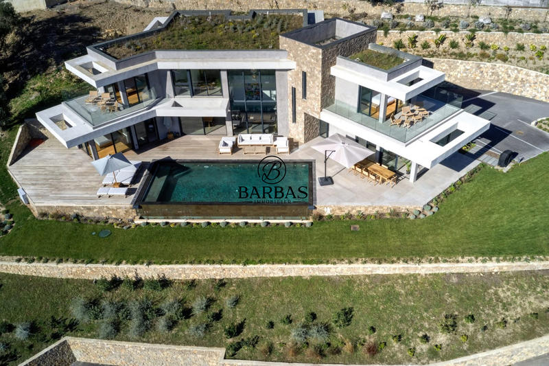 Maison - 445 m² - 8 pièces