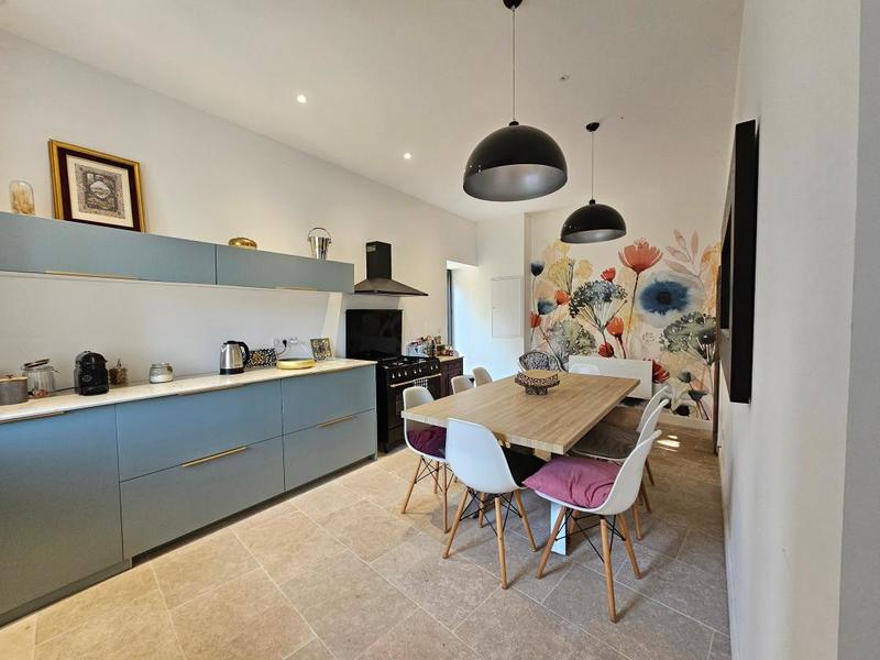 Propriété - 230 m² - 9 pièces