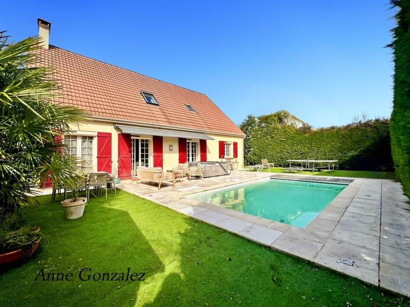 Maison - 233 m² - 9 pièces