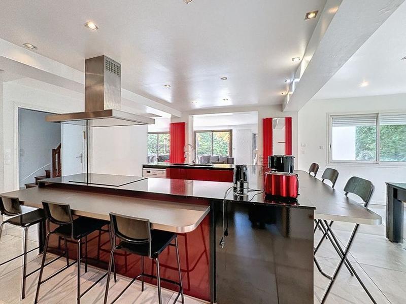 Maison - 215 m² - 8 pièces