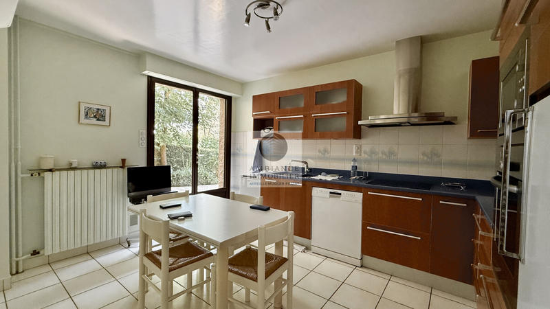 Maison - 220 m² - 8 pièces