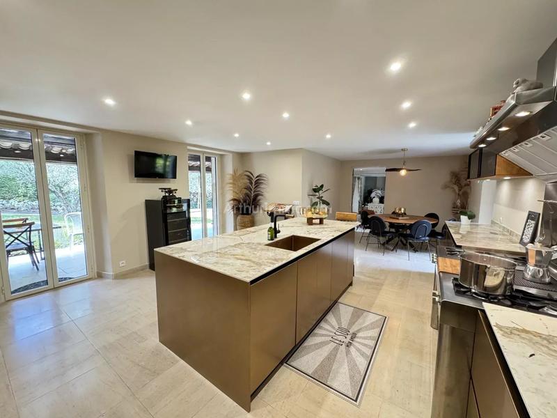 Maison - 230 m² - 8 pièces