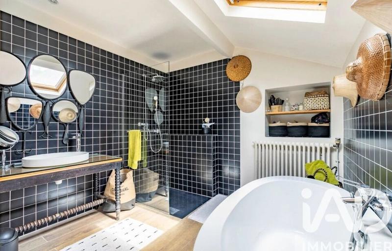 Maison - 370 m² - 5 pièces