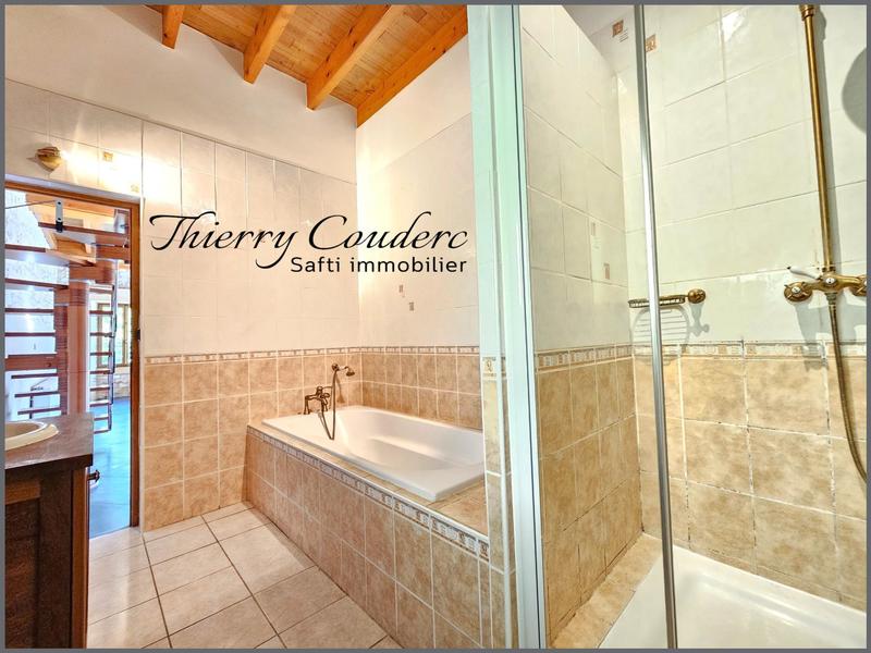 Maison - 213 m² - 9 pièces