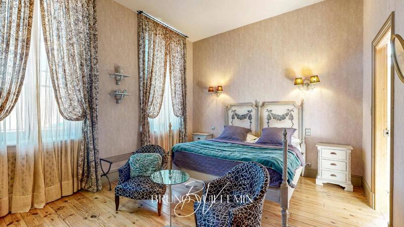 Demeure - 750 m² - 18 pièces