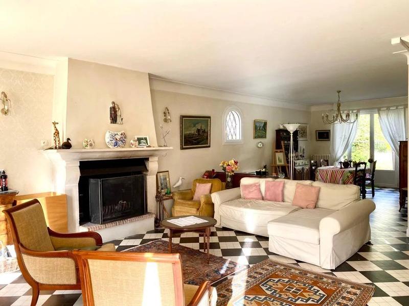 Maison - 239 m² - 8 pièces