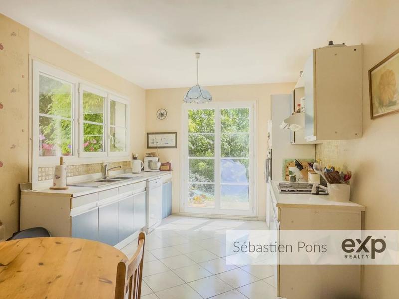 Maison - 230 m² - 8 pièces