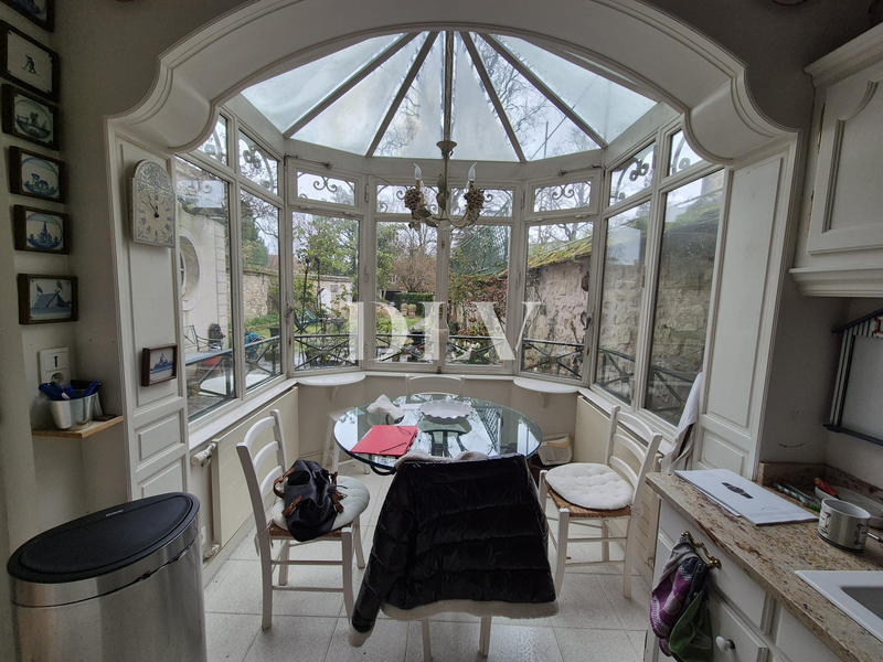 Maison - 305 m² - 11 pièces