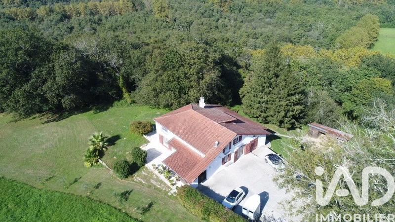 Maison - 221 m² - 8 pièces