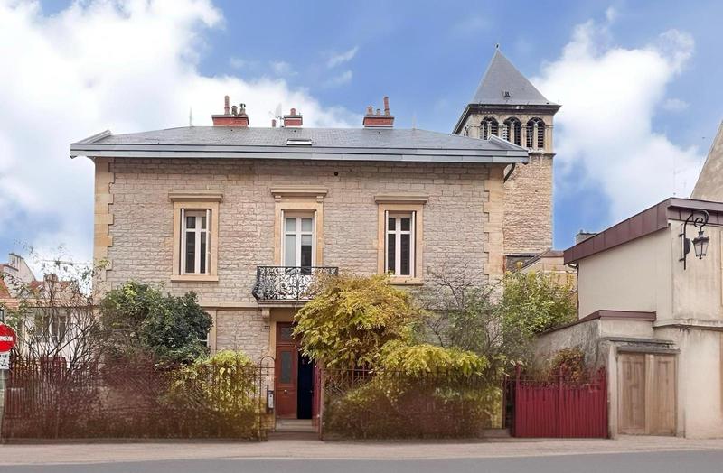 Maison - 215 m² - 9 pièces