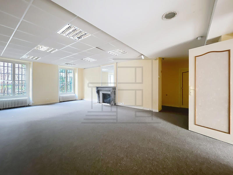 Local commercial - 170 m² - 6 pièces