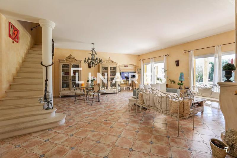 Propriété - 230 m² - 9 pièces