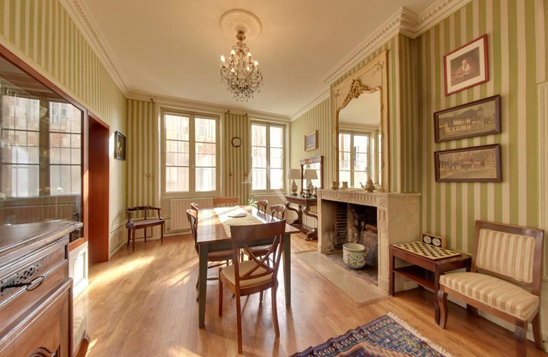 Maison - 280 m² - 12 pièces