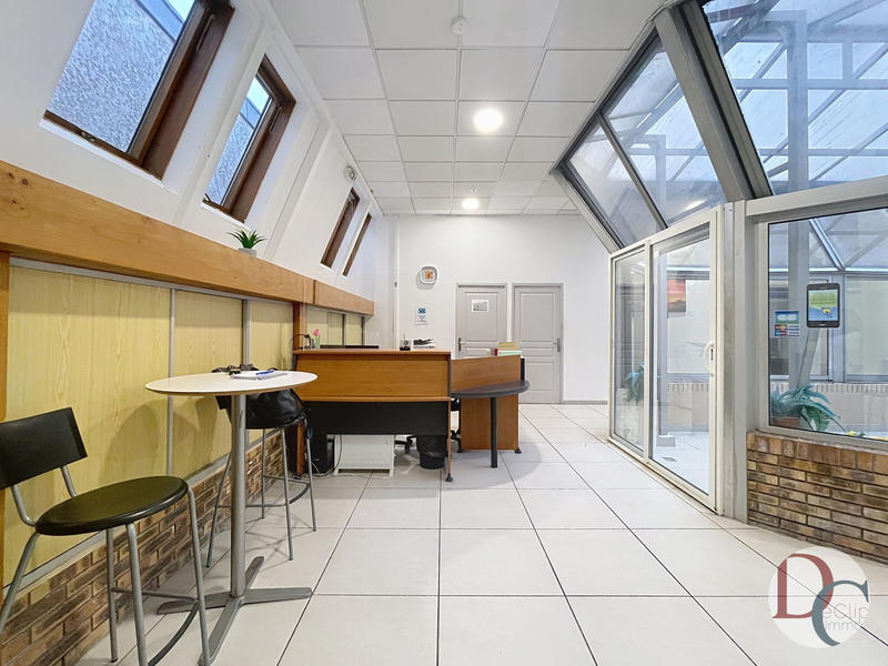 Local commercial - 210 m² - 9 pièces