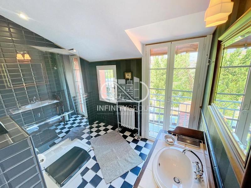 Appartement - 277 m² - 16 pièces