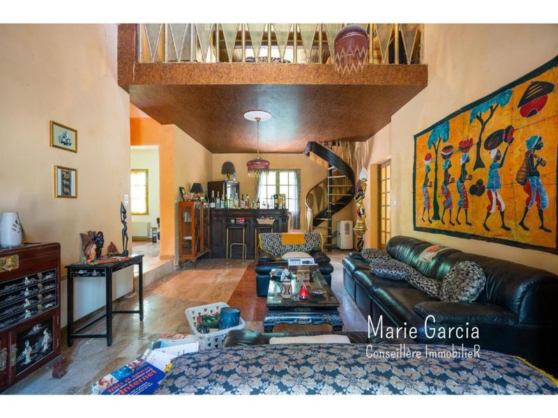 Maison - 204 m² - 7 pièces