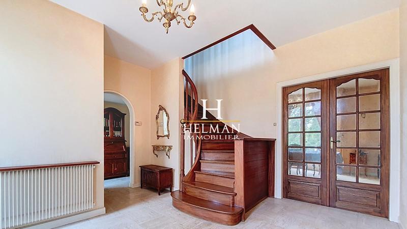 Maison - 245 m² - 10 pièces