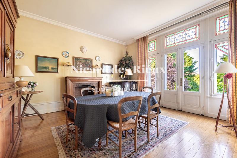 Maison - 236 m² - 10 pièces