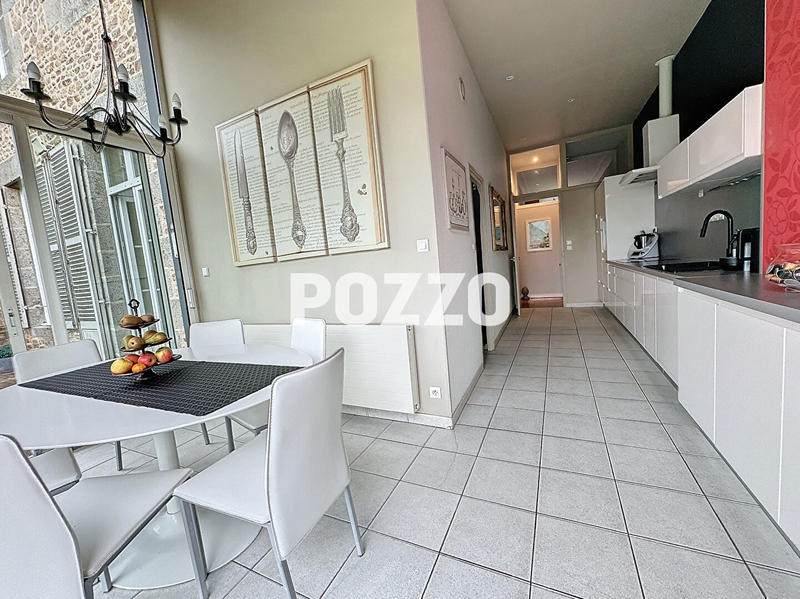 Maison - 265 m² - 9 pièces