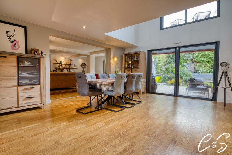 Maison - 240 m² - 6 pièces