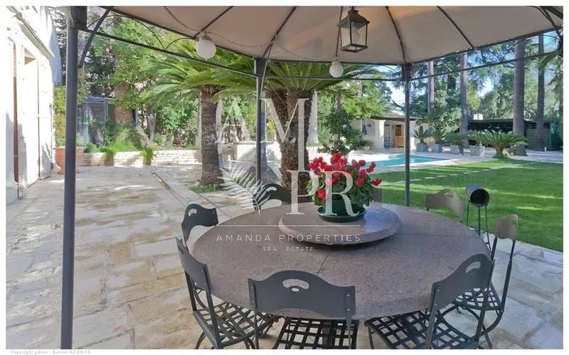 Villa - 300 m² - 10 pièces