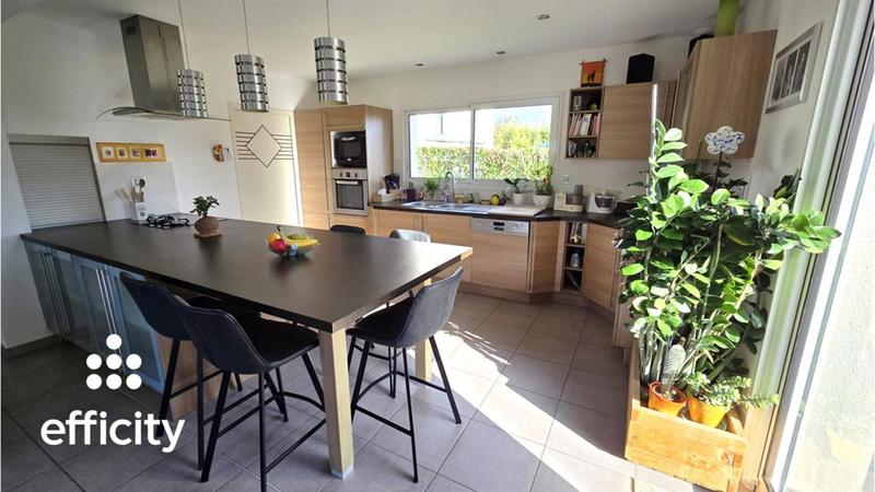 Maison - 181 m² - 9 pièces