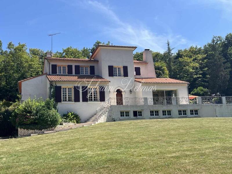 Maison - 220 m² - 7 pièces