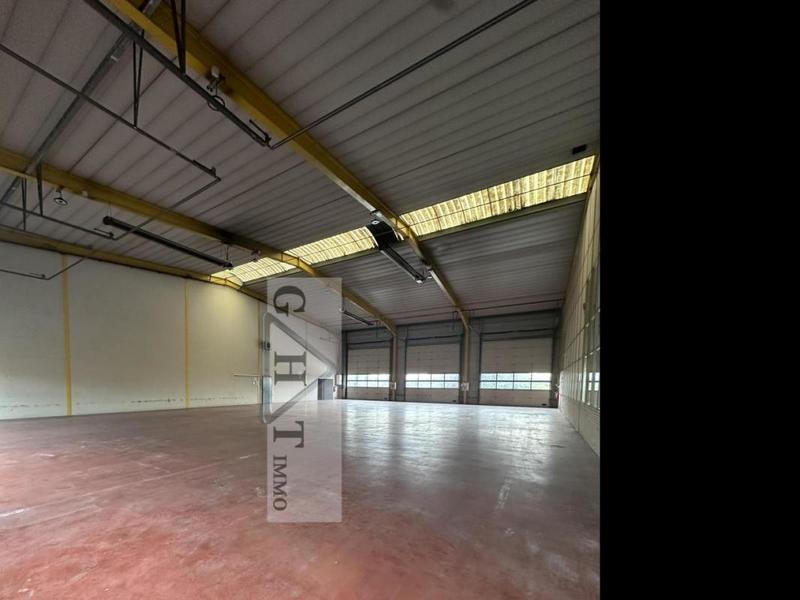 Entrepôt - 1 858 m²