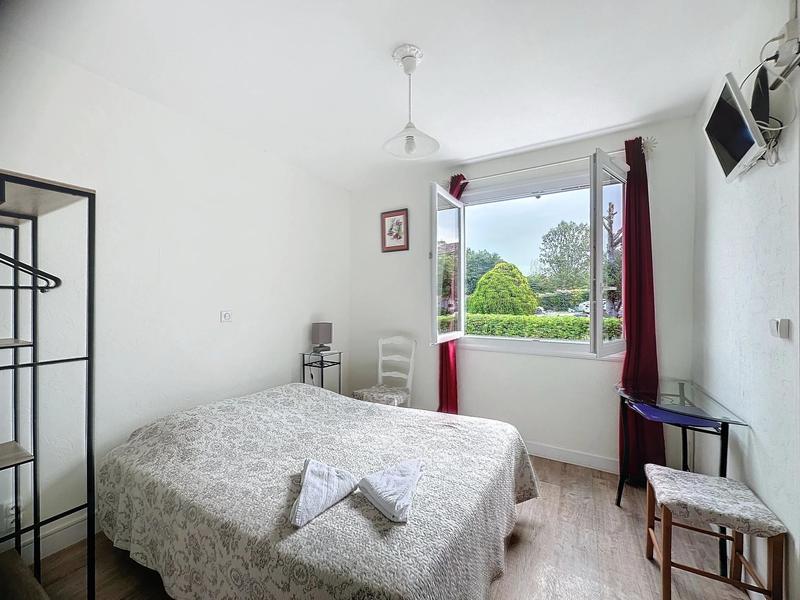 Local commercial - 43 m² - 9 pièces