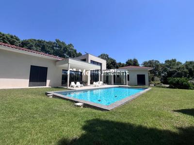 Propriété - 200 m² - 6 pièces