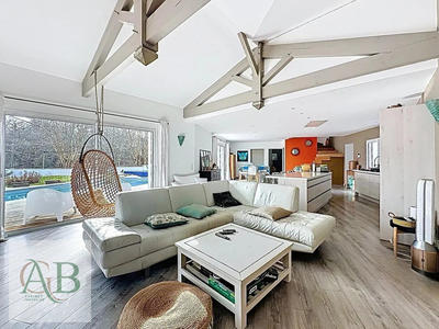 Maison - 220 m² - 7 pièces