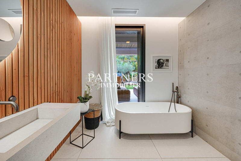 Maison contemporaine - 350 m² - 6 pièces