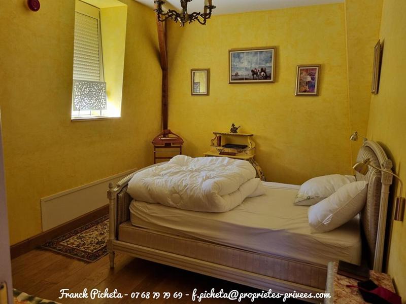 Demeure - 1 000 m² - 17 pièces