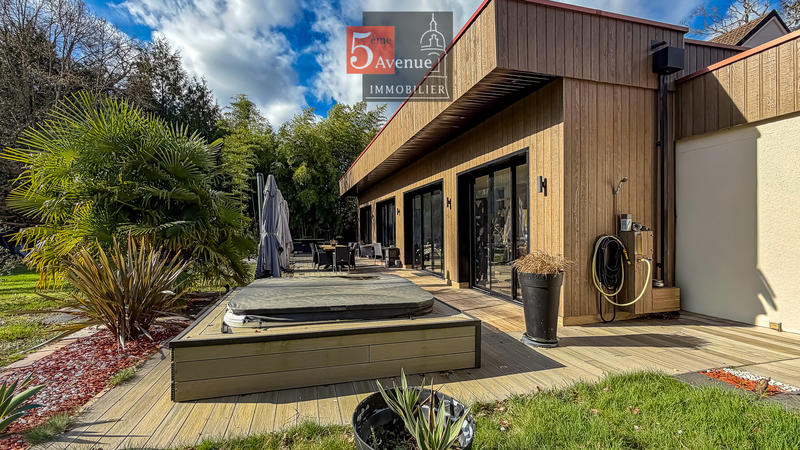 Maison - 260 m² - 7 pièces