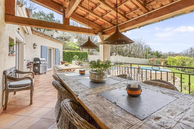 Maison - 218 m² - 8 pièces