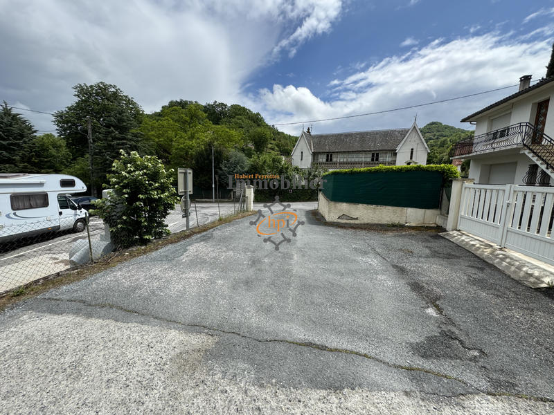 Parking / Garage - 215 m²