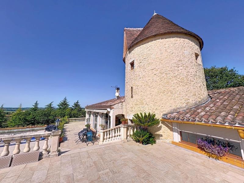 Maison - 280 m² - 10 pièces