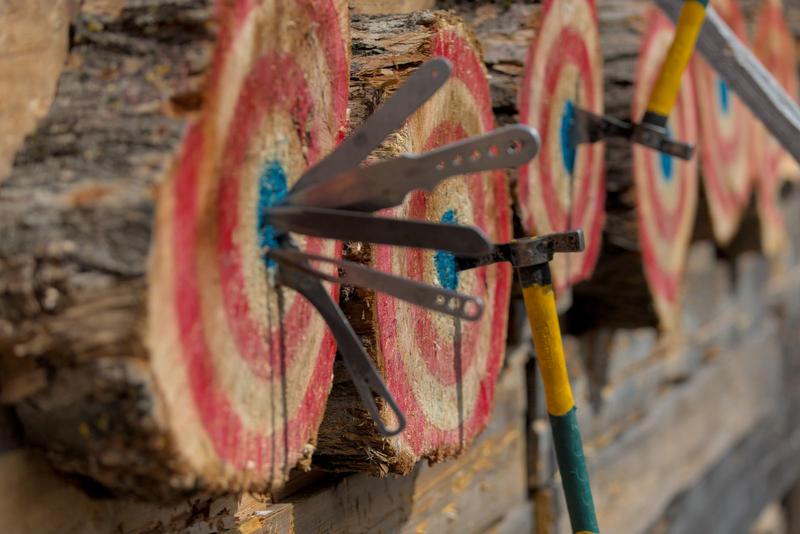 Compétition amicale de lancer de haches et de couteaux