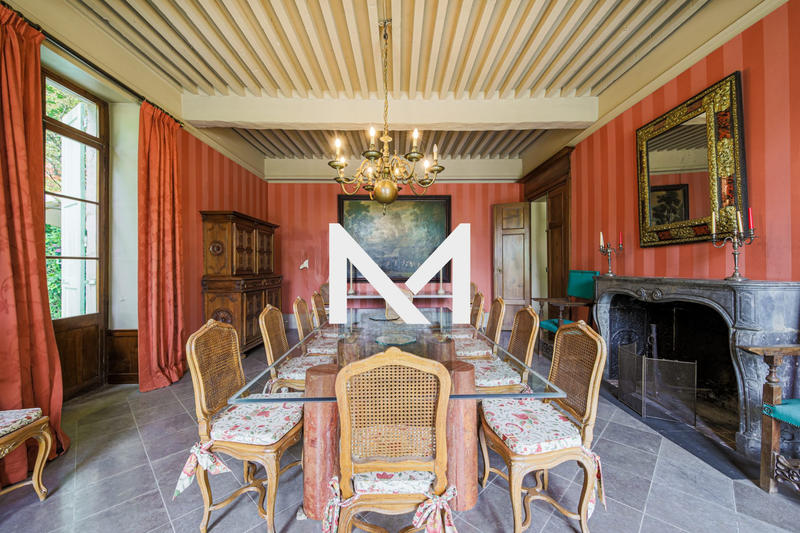 Maison - 761 m² - 16 pièces