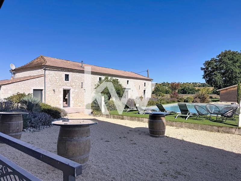 Maison - 956 m² - 10 pièces