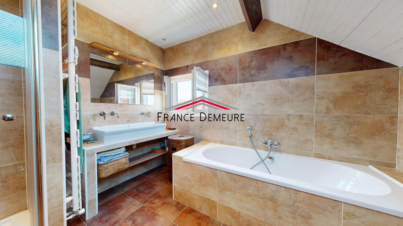 Maison - 178 m² - 8 pièces