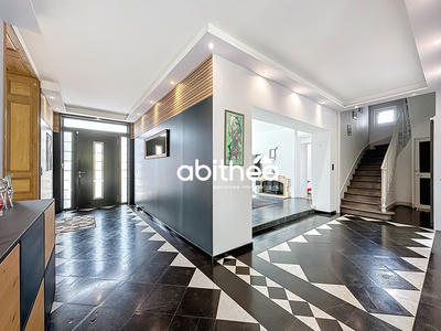 Maison - 331 m² - 10 pièces