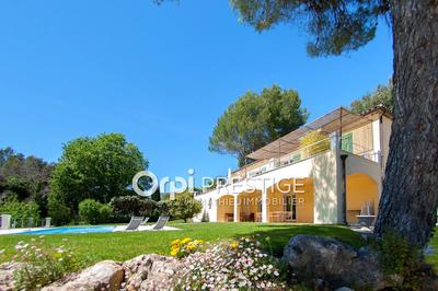 Villa - 325 m² - 6 pièces