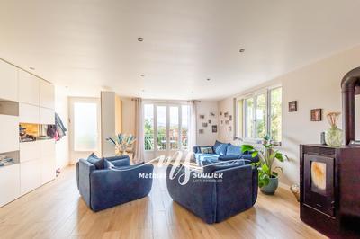 Maison - 240 m² - 9 pièces